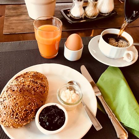 Hotel & Weinhaus Zum Schwarzen Baeren โคเบลนซ์ ภายนอก รูปภาพ