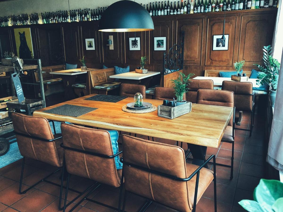Hotel & Weinhaus Zum Schwarzen Baeren โคเบลนซ์ ภายนอก รูปภาพ