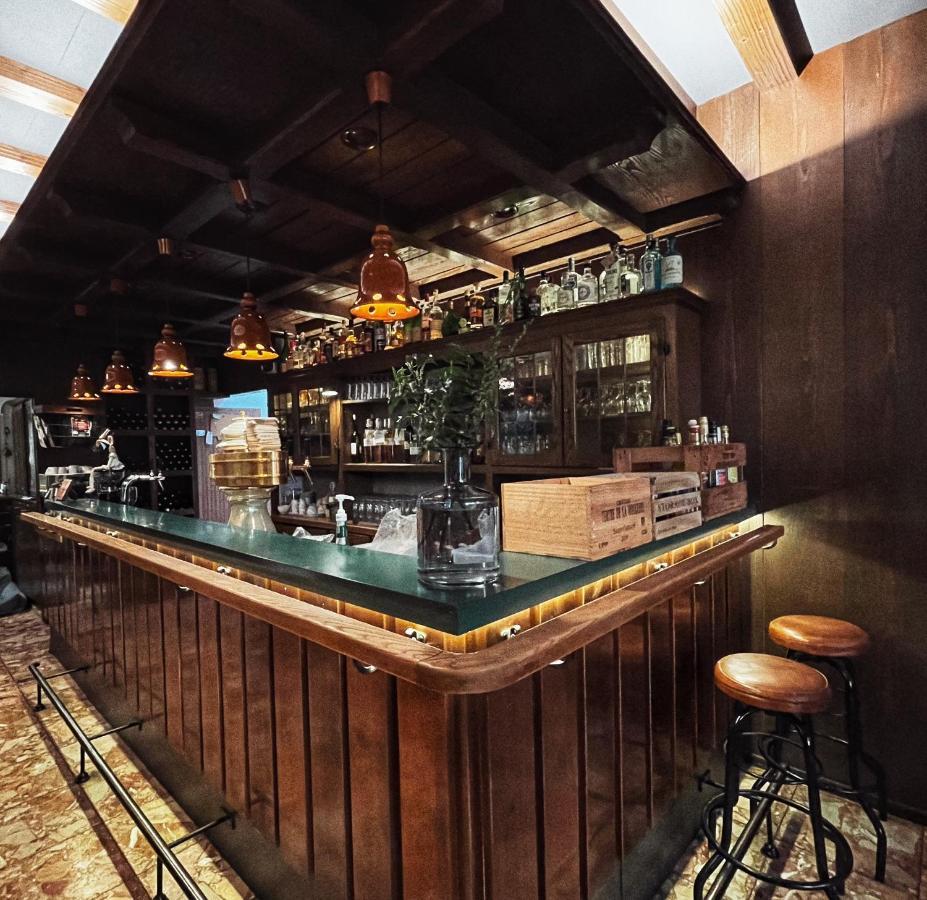Hotel & Weinhaus Zum Schwarzen Baeren โคเบลนซ์ ภายนอก รูปภาพ