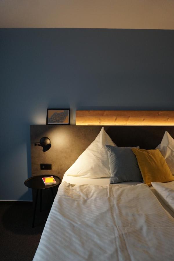Hotel & Weinhaus Zum Schwarzen Baeren โคเบลนซ์ ภายนอก รูปภาพ