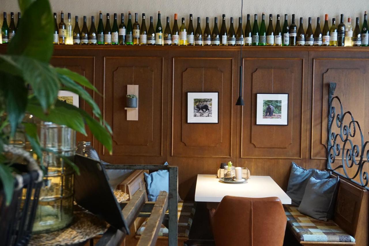 Hotel & Weinhaus Zum Schwarzen Baeren โคเบลนซ์ ภายนอก รูปภาพ