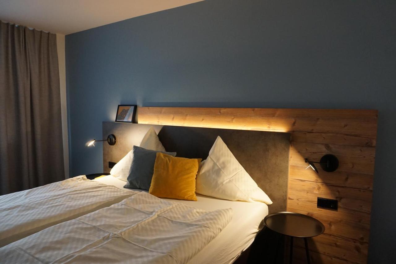 Hotel & Weinhaus Zum Schwarzen Baeren โคเบลนซ์ ภายนอก รูปภาพ