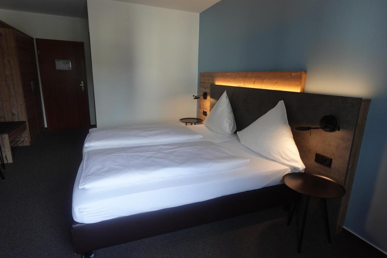 Hotel & Weinhaus Zum Schwarzen Baeren โคเบลนซ์ ภายนอก รูปภาพ