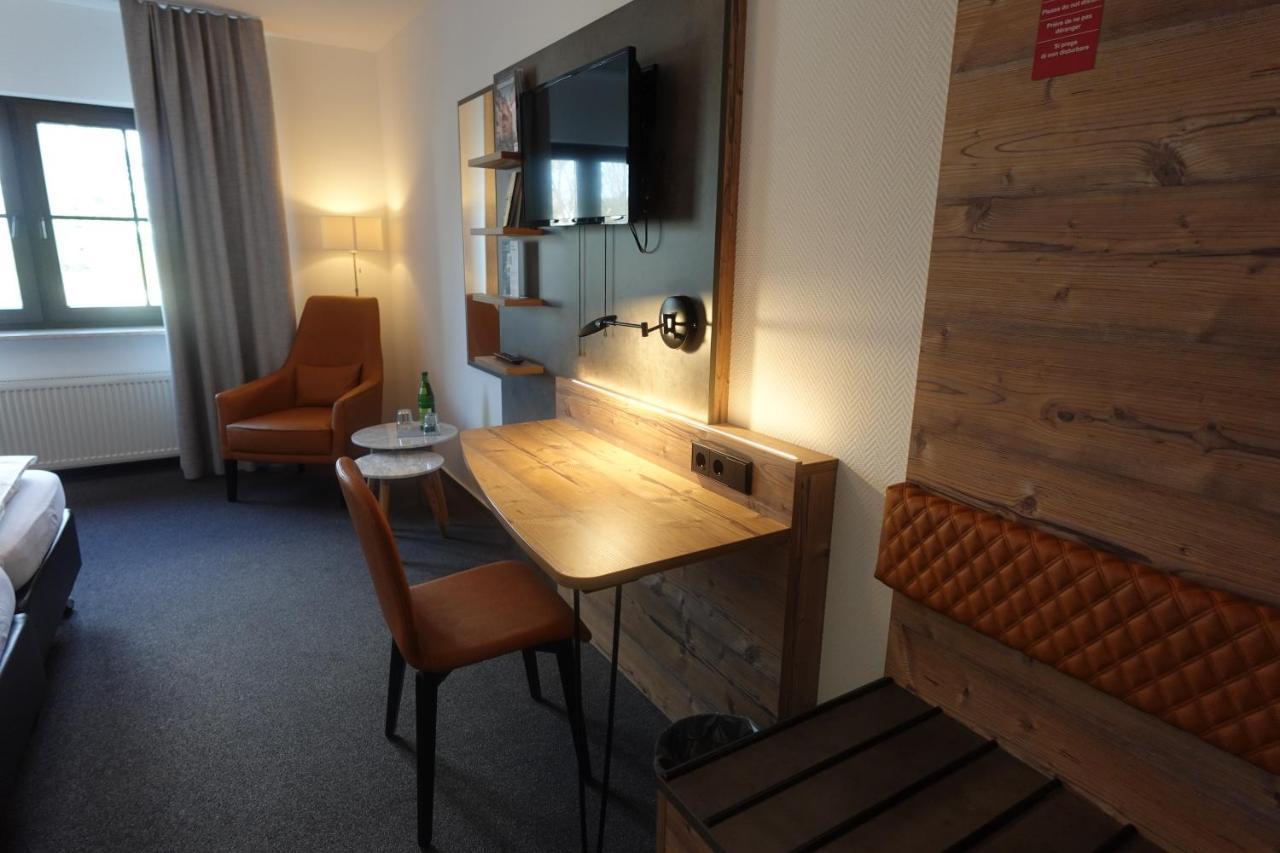Hotel & Weinhaus Zum Schwarzen Baeren โคเบลนซ์ ภายนอก รูปภาพ