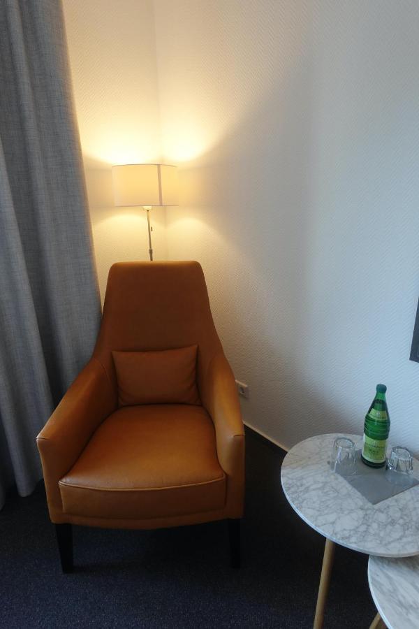 Hotel & Weinhaus Zum Schwarzen Baeren โคเบลนซ์ ภายนอก รูปภาพ