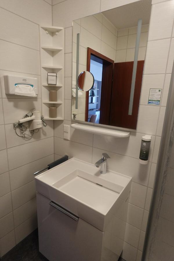 Hotel & Weinhaus Zum Schwarzen Baeren โคเบลนซ์ ภายนอก รูปภาพ