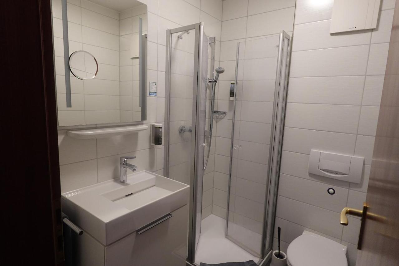 Hotel & Weinhaus Zum Schwarzen Baeren โคเบลนซ์ ภายนอก รูปภาพ