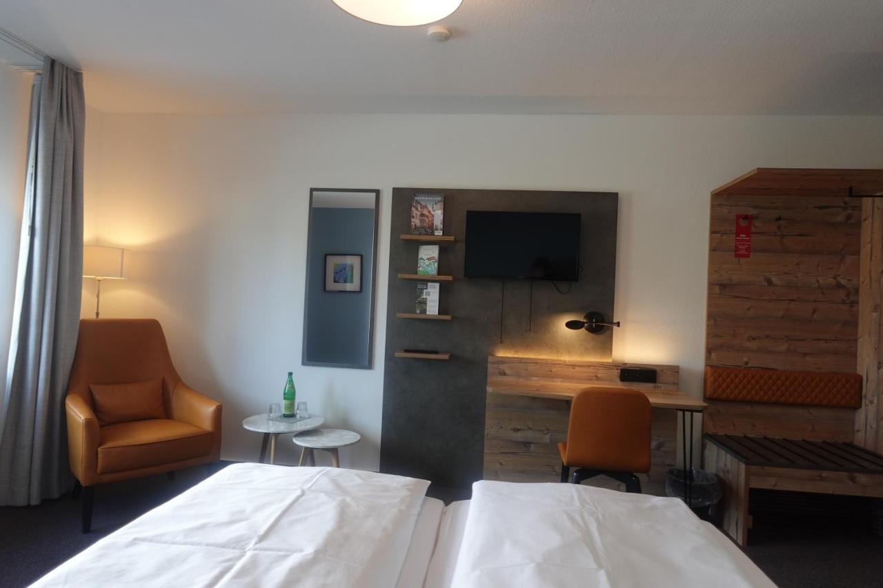 Hotel & Weinhaus Zum Schwarzen Baeren โคเบลนซ์ ภายนอก รูปภาพ