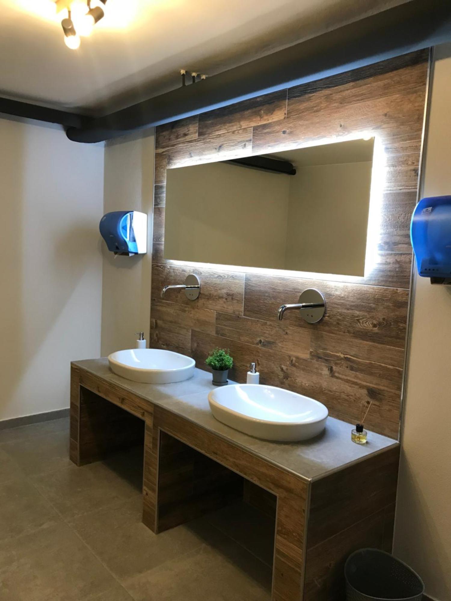 Hotel & Weinhaus Zum Schwarzen Baeren โคเบลนซ์ ภายนอก รูปภาพ