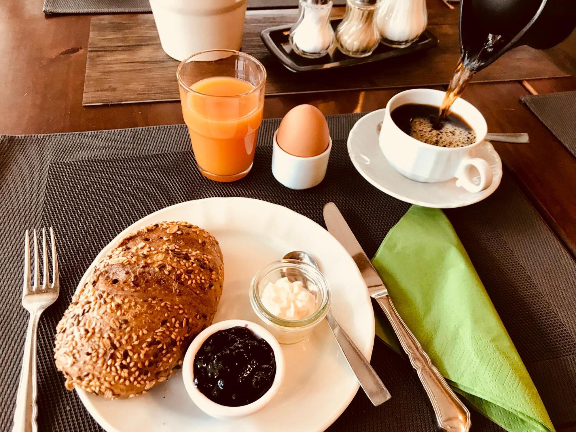 Hotel & Weinhaus Zum Schwarzen Baeren โคเบลนซ์ ภายนอก รูปภาพ