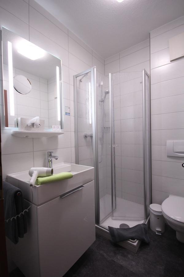 Hotel & Weinhaus Zum Schwarzen Baeren โคเบลนซ์ ภายนอก รูปภาพ